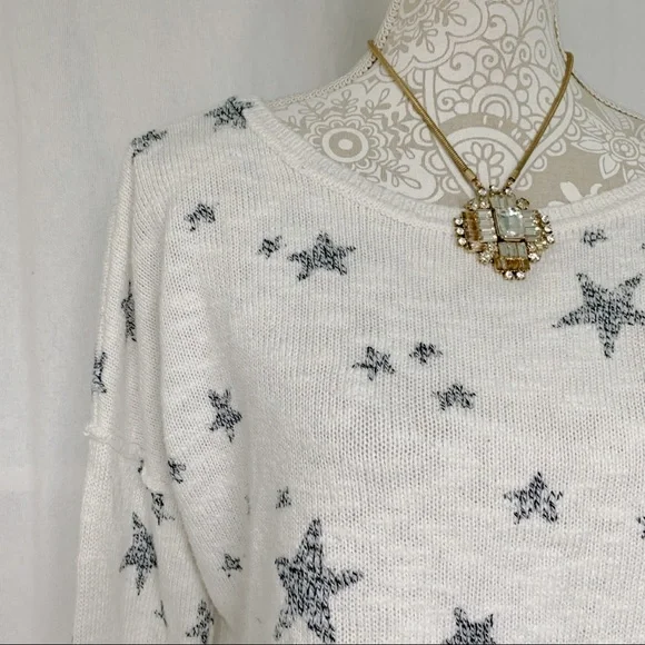 Hollister // White Open Knit Sweater Grey Stars All Over Long Sleeves Medium - Picture 3 of 10